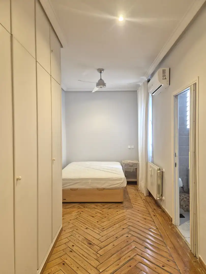 Dormitori de Apartament de lloguer en Madrid amb Aire condicionat, Calefacció i Parquet
