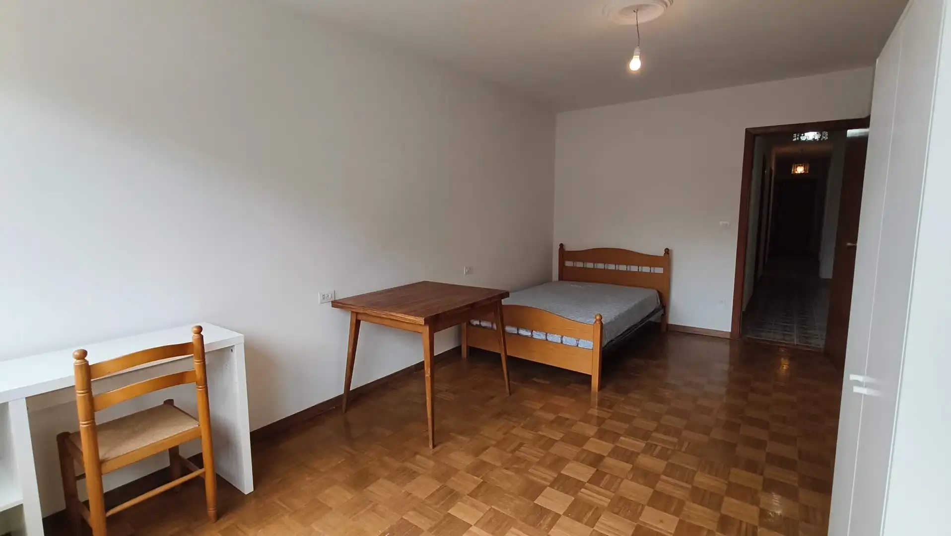 Dormitori de Pis de lloguer en A Coruña Capital  amb Parquet i Moblat
