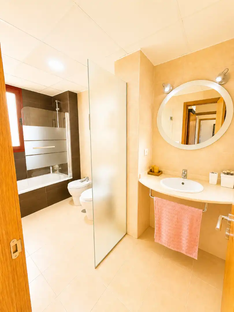 Bathroom of Flat for sale in Sevilla  with Air Conditioner and Community pool