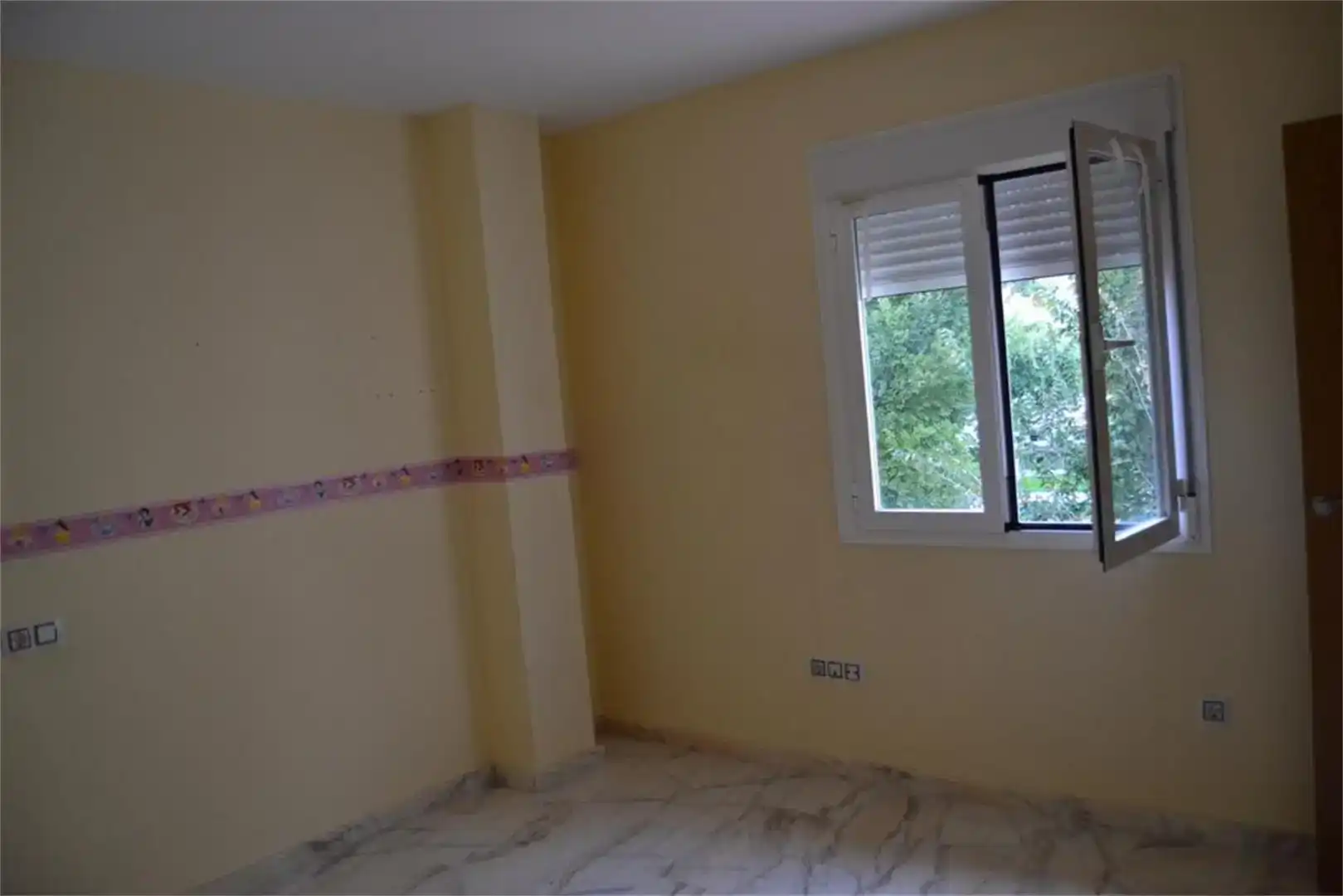 Dormitori de Casa adosada en venda en Fuerte del Rey amb Balcó