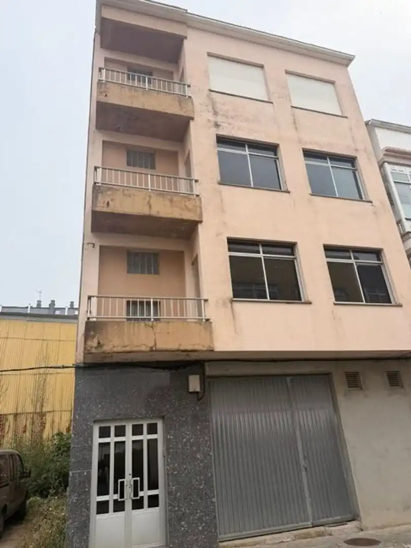 Vista exterior de Edifici en venda en Narón