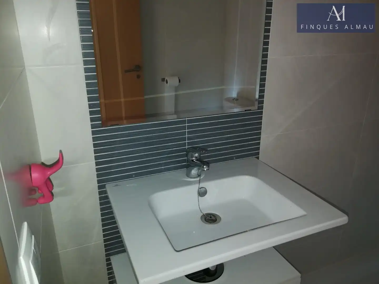 Badezimmer von Erdgeschoss zum Verkauf in Vilanova i la Geltrú mit Klimaanlage, Heizung und Privatgarten