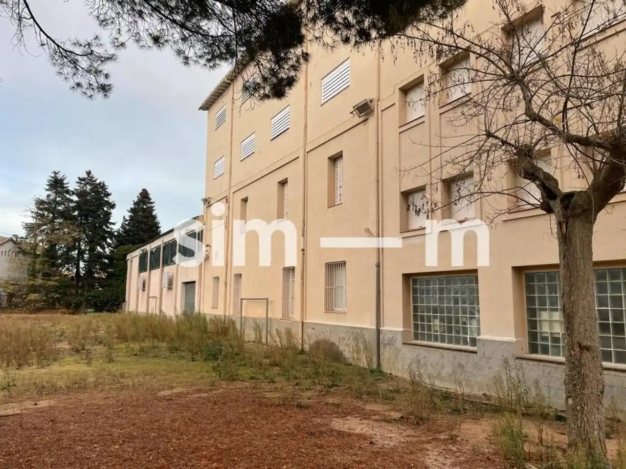 Außenansicht von Gebäude zum Verkauf in Tona