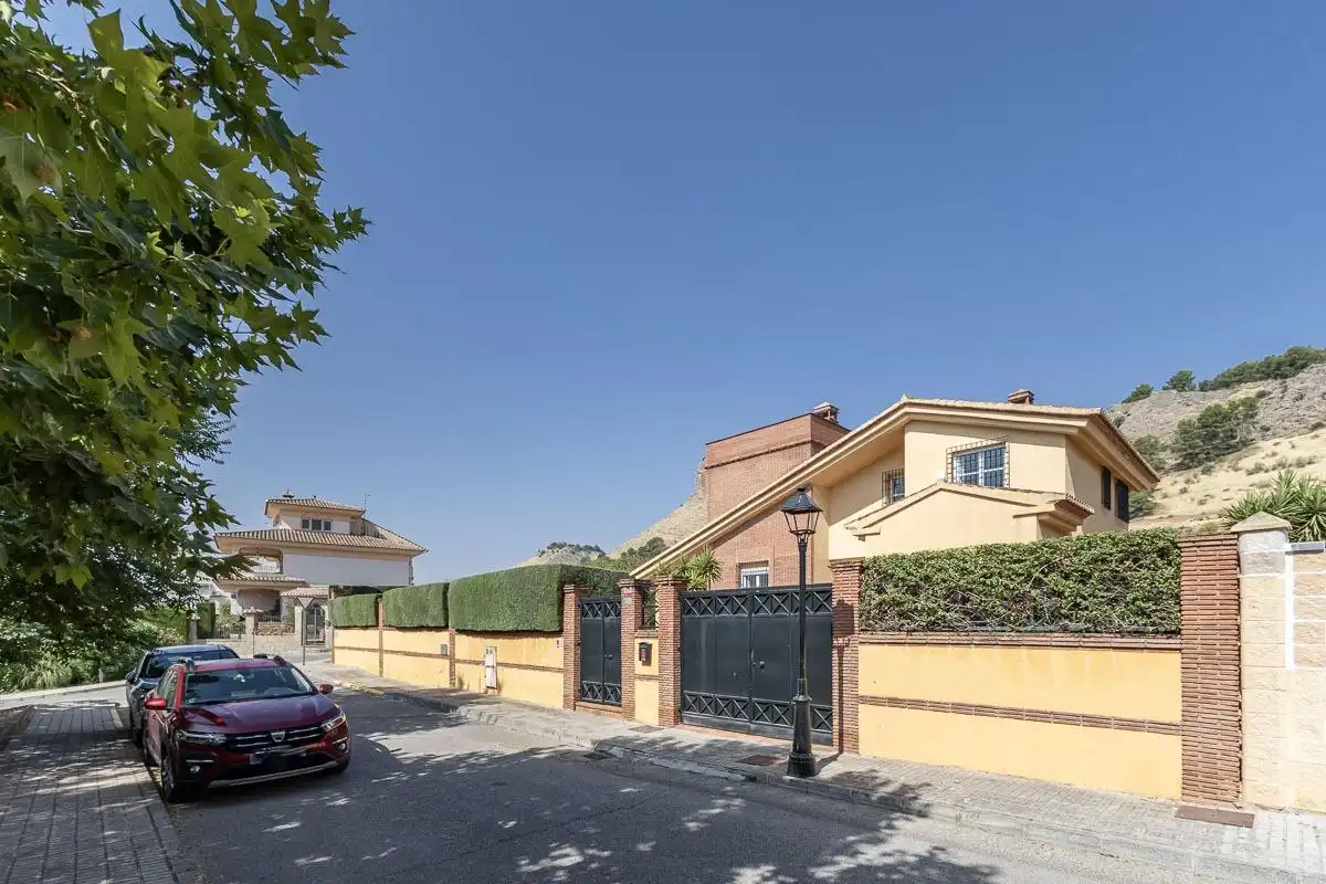 Vista exterior de Casa o xalet en venda en Albolote amb Calefacció, Jardí privat i Terrassa
