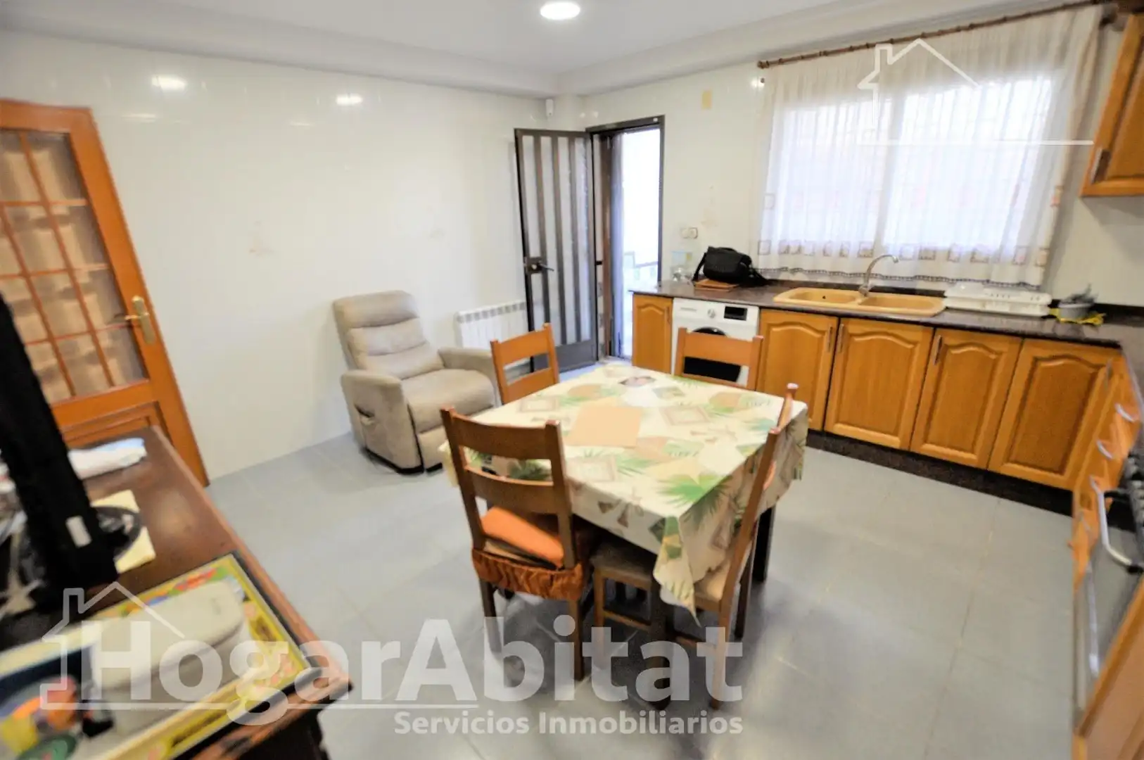 Cuina de Casa o xalet en venda en La Pobla de Vallbona amb Terrassa i Traster