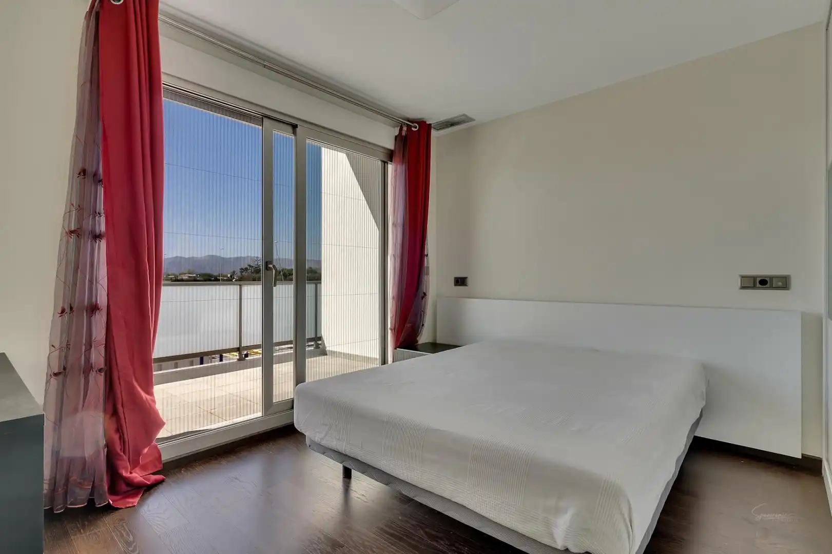 Dormitori de Casa o xalet en venda en Oliva amb Aire condicionat, Jardí privat i Terrassa