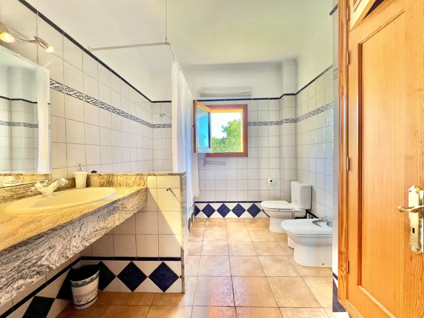 Baño de Finca rústica de alquiler en Campos con Aire acondicionado, Calefacción y Jardín privado