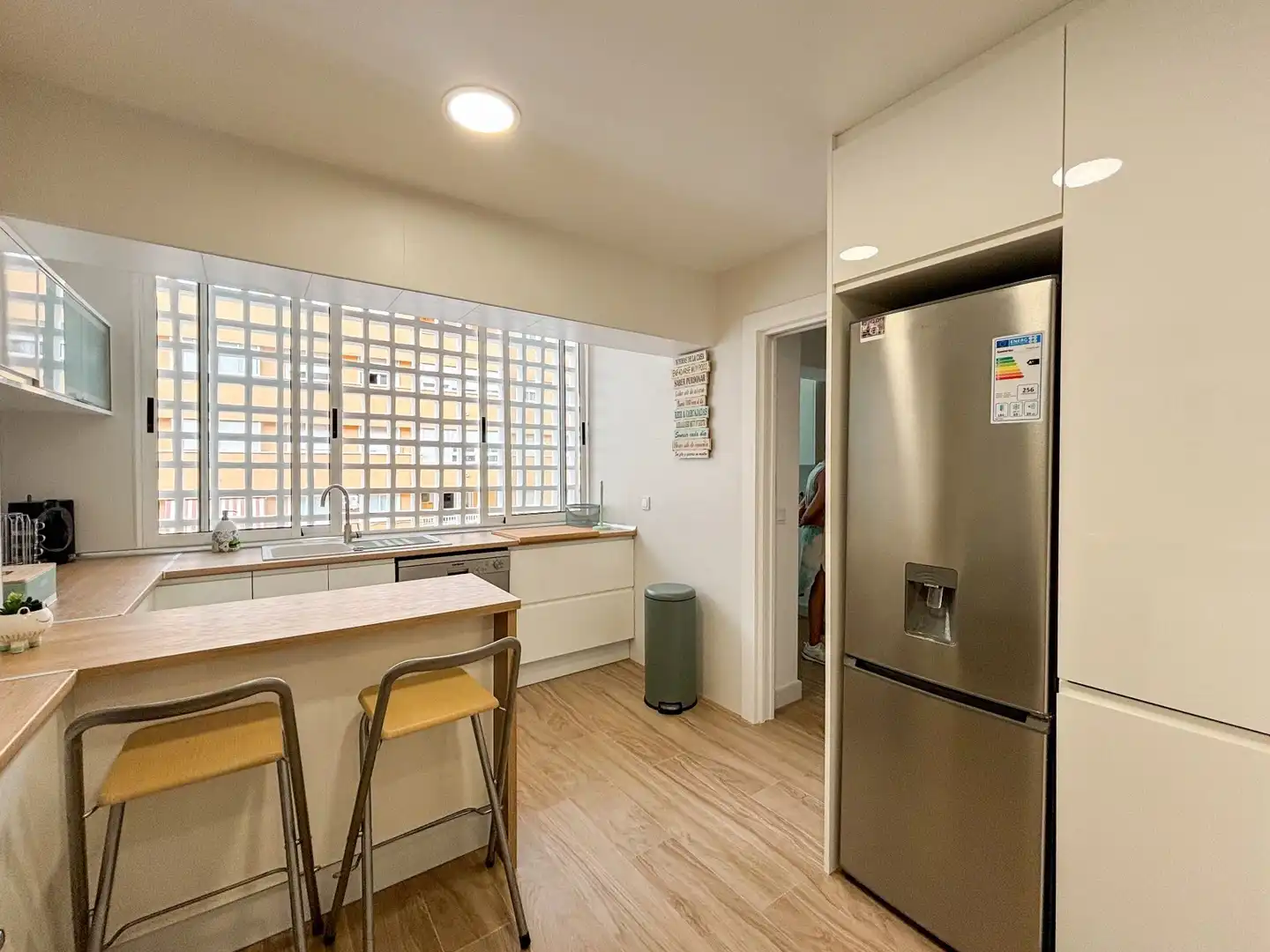 Cuina de Apartament de lloguer en Torrevieja amb Piscina i Piscina comunitària
