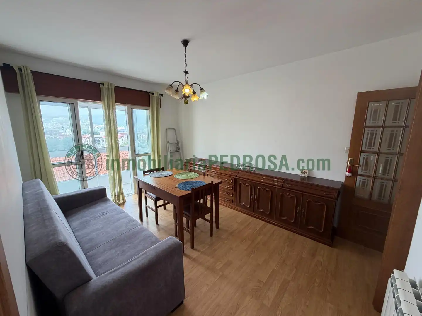 Sala d'estar de Estudi de lloguer en Pontevedra Capital  amb Calefacció, Terrassa i Moblat