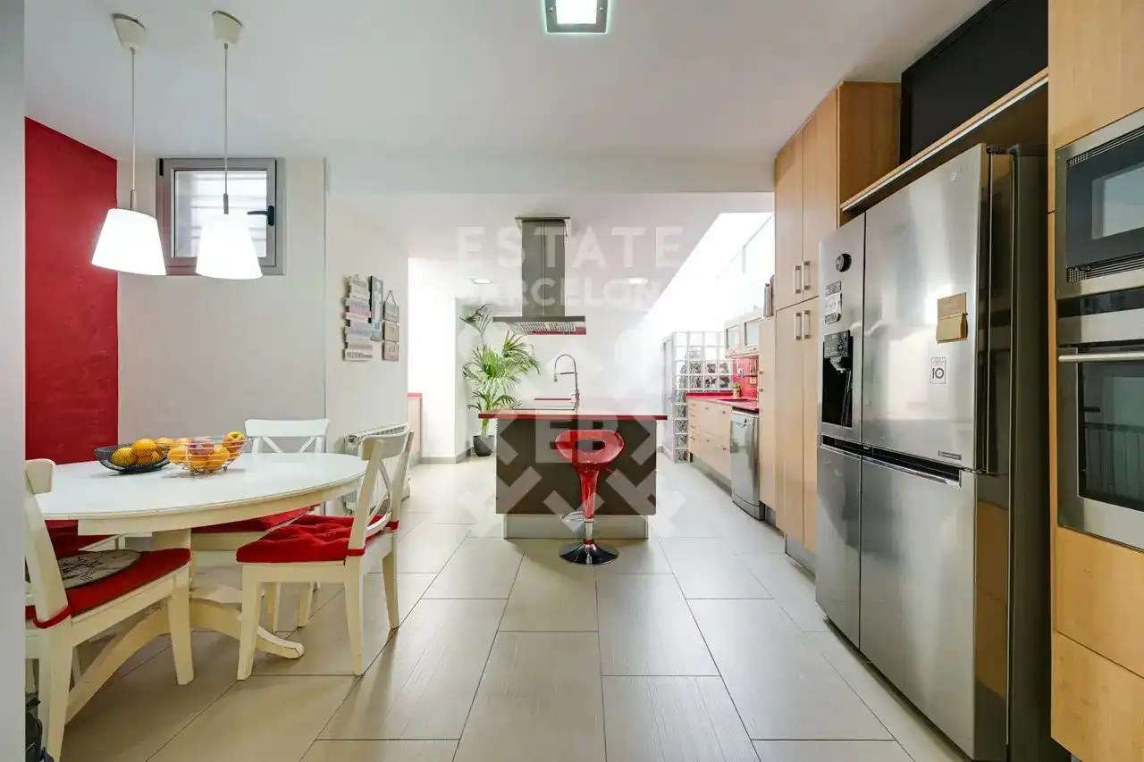 Küche von Einfamilien-Reihenhaus zum Verkauf in Mataró mit Klimaanlage, Heizung und Terrasse