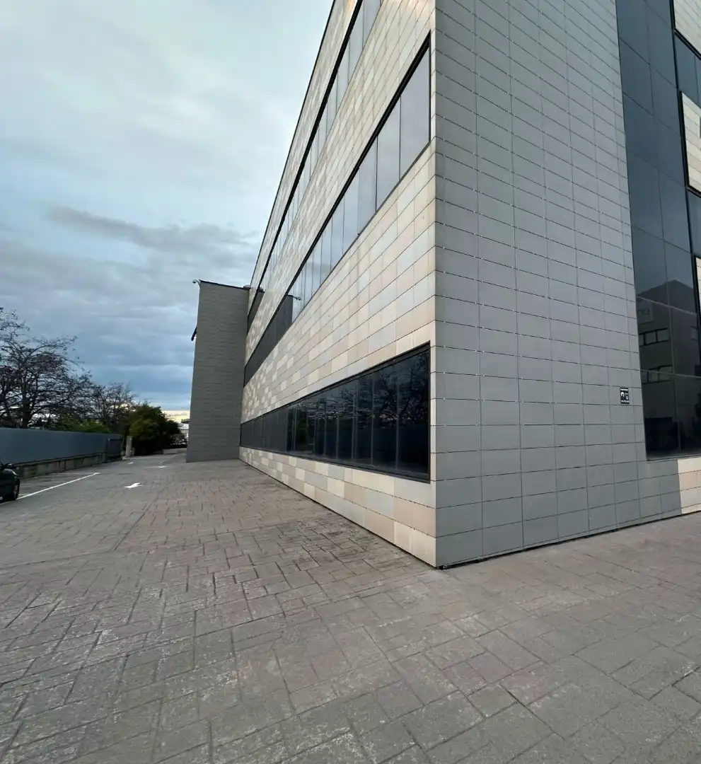 Vista exterior de Edificio en venta en San Fernando de Henares con Alarma