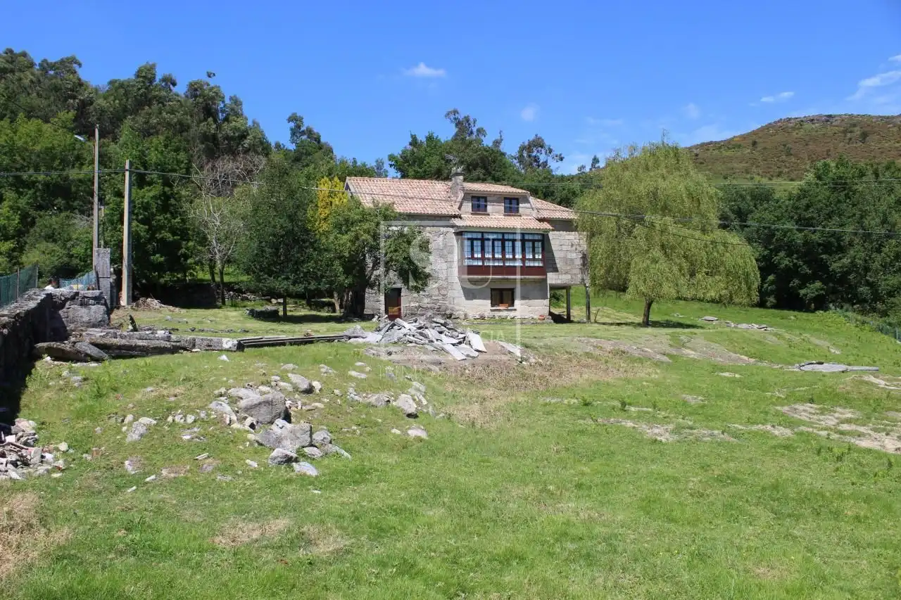 Außenansicht von Country house zum Verkauf in A Lama   mit Privatgarten