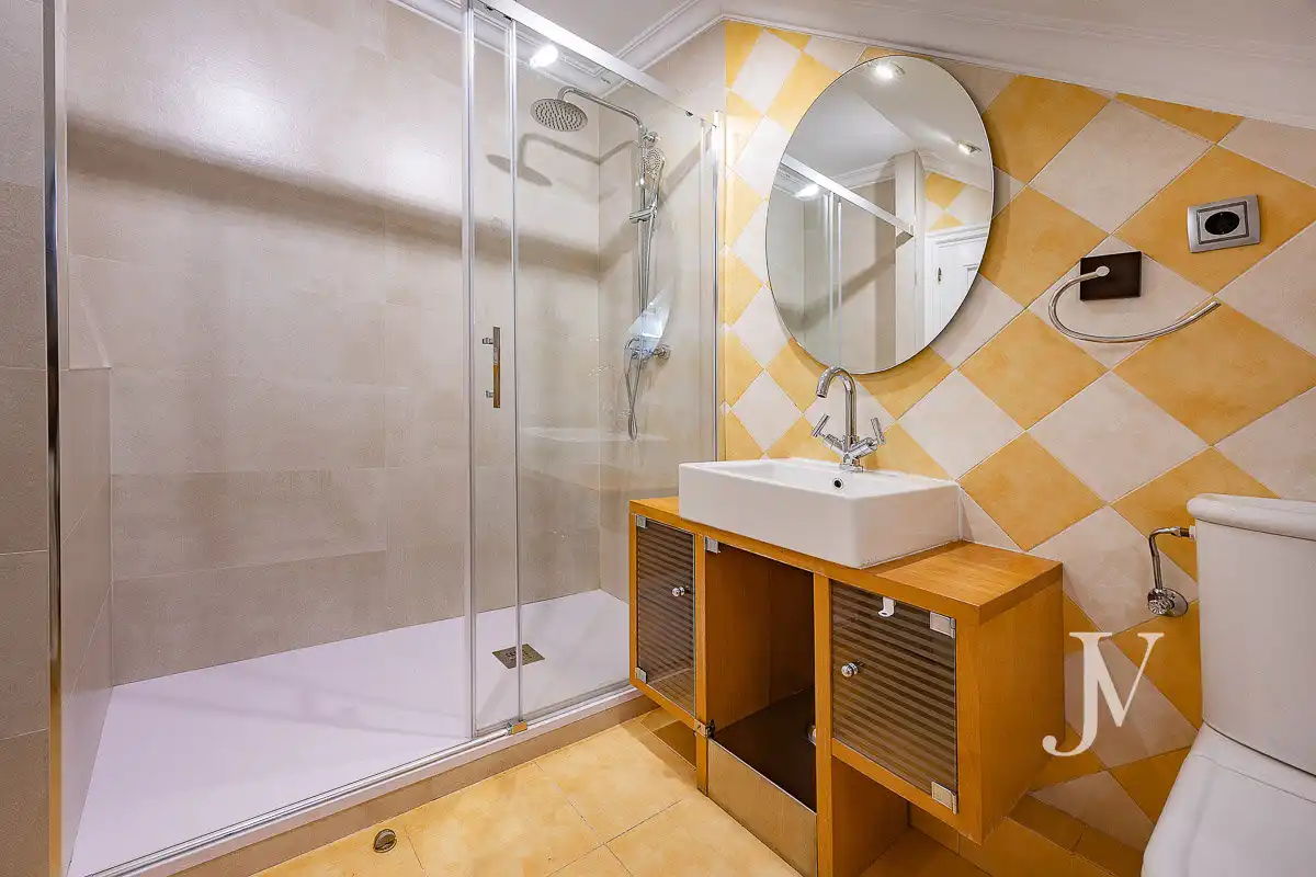 Baño de Casa adosada en venta en Madrid con Aire acondicionado, Calefacción y Jardín privado