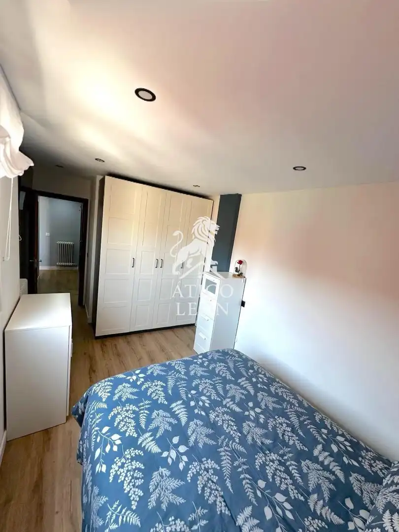Dormitori de Apartament en venda en León Capital  amb Calefacció, Terrassa i Traster