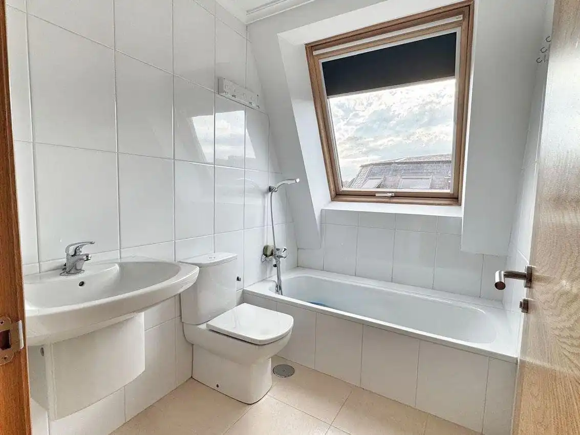 Badezimmer von Dachboden zum Verkauf in Cervo mit Heizung, Abstellraum und Möbliert