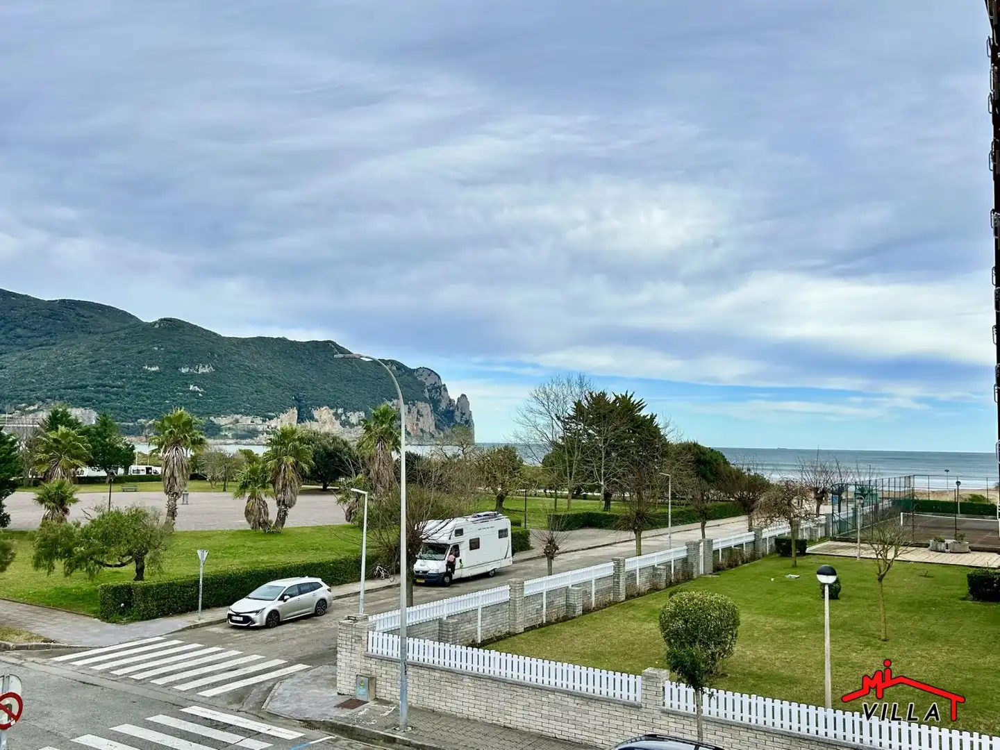 Außenansicht von Haus oder Chalet zum Verkauf in Laredo mit Heizung und Terrasse