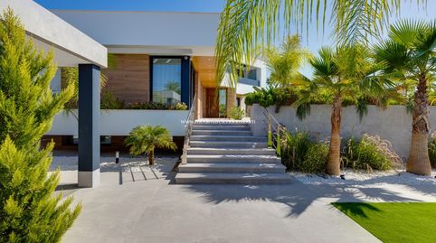 Bienvenido a una villa moderna y exclusiva en la popular Ciudad Quesada, Rojales. Esta casa de nueva construcción combina un diseñ