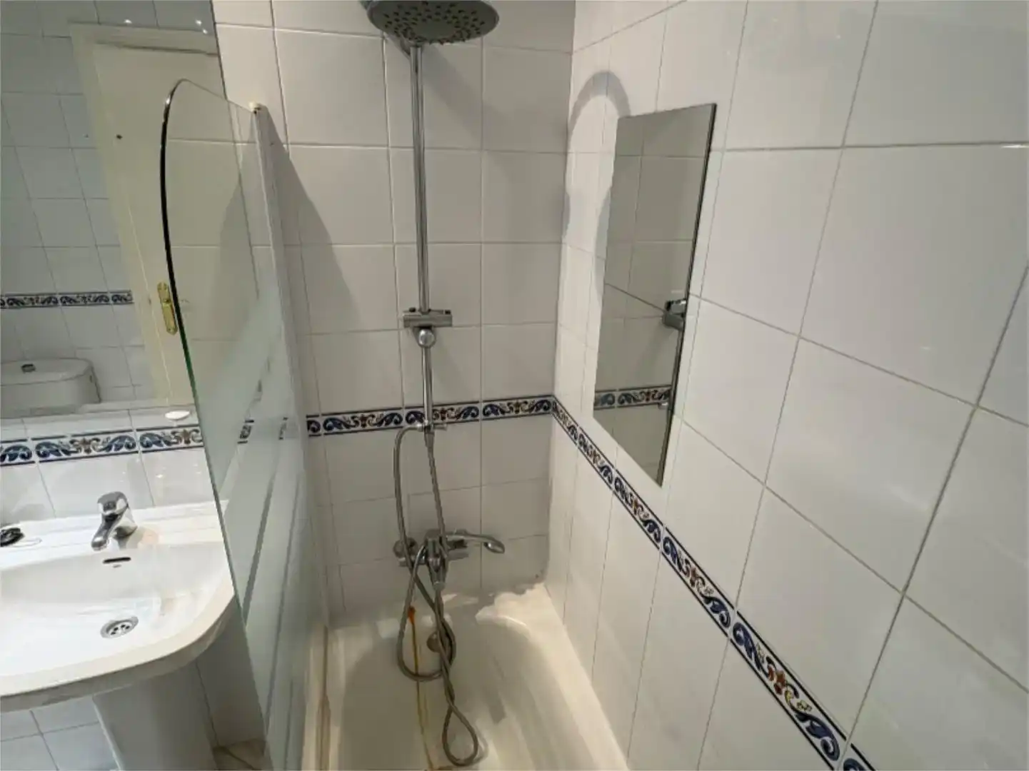 Baño de Piso de alquiler en Tomares con Aire acondicionado, Piscina y Balcón