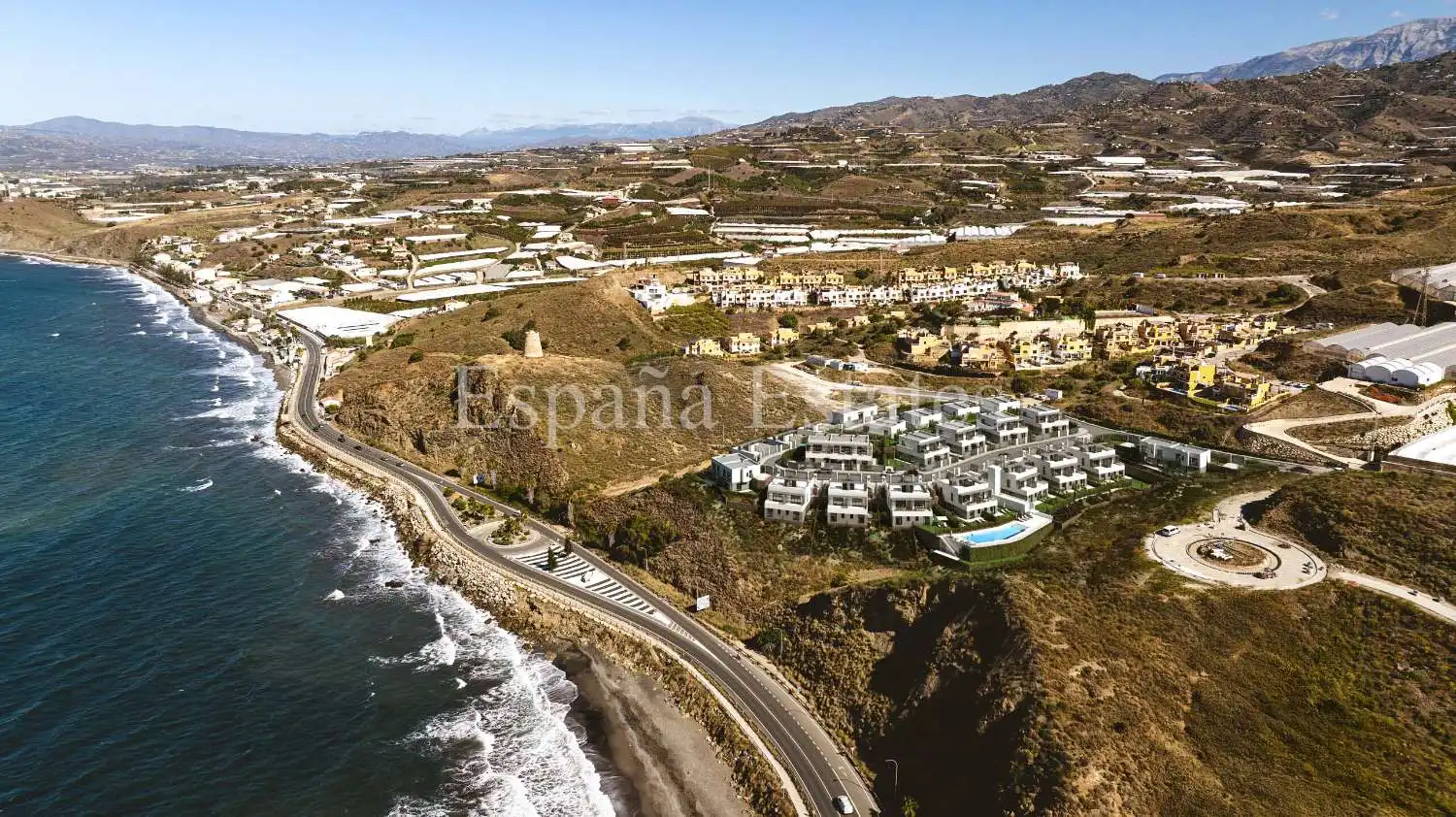 Außenansicht von Einfamilien-Reihenhaus zum Verkauf in Vélez-Málaga mit Klimaanlage, Heizung und Terrasse