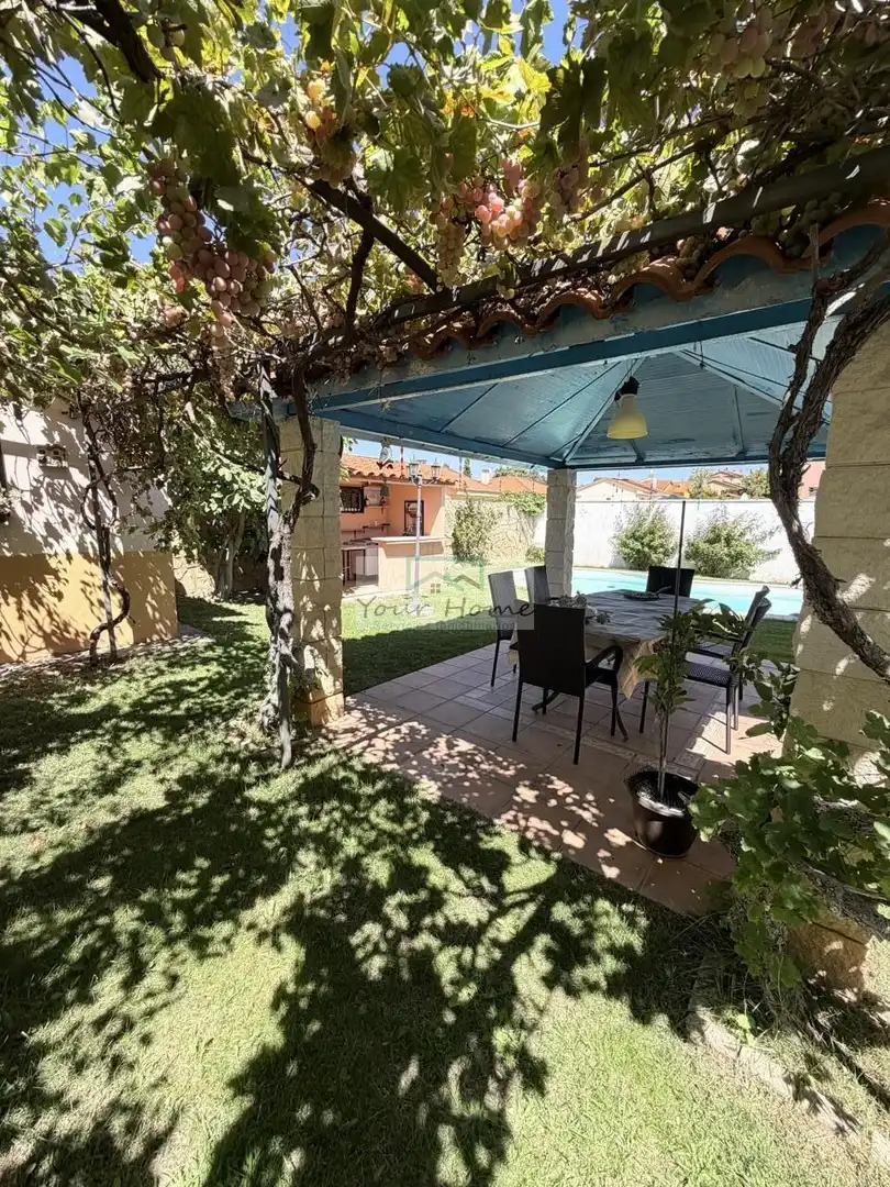Casa amb piscina en venda a Calle de los Pinares, imagen 7