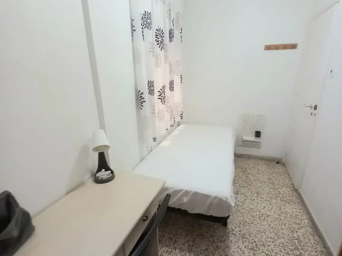Schlafzimmer von Wohnungen zur Miete in Murcia mit Möbliert, Waschmaschine und Balkon
