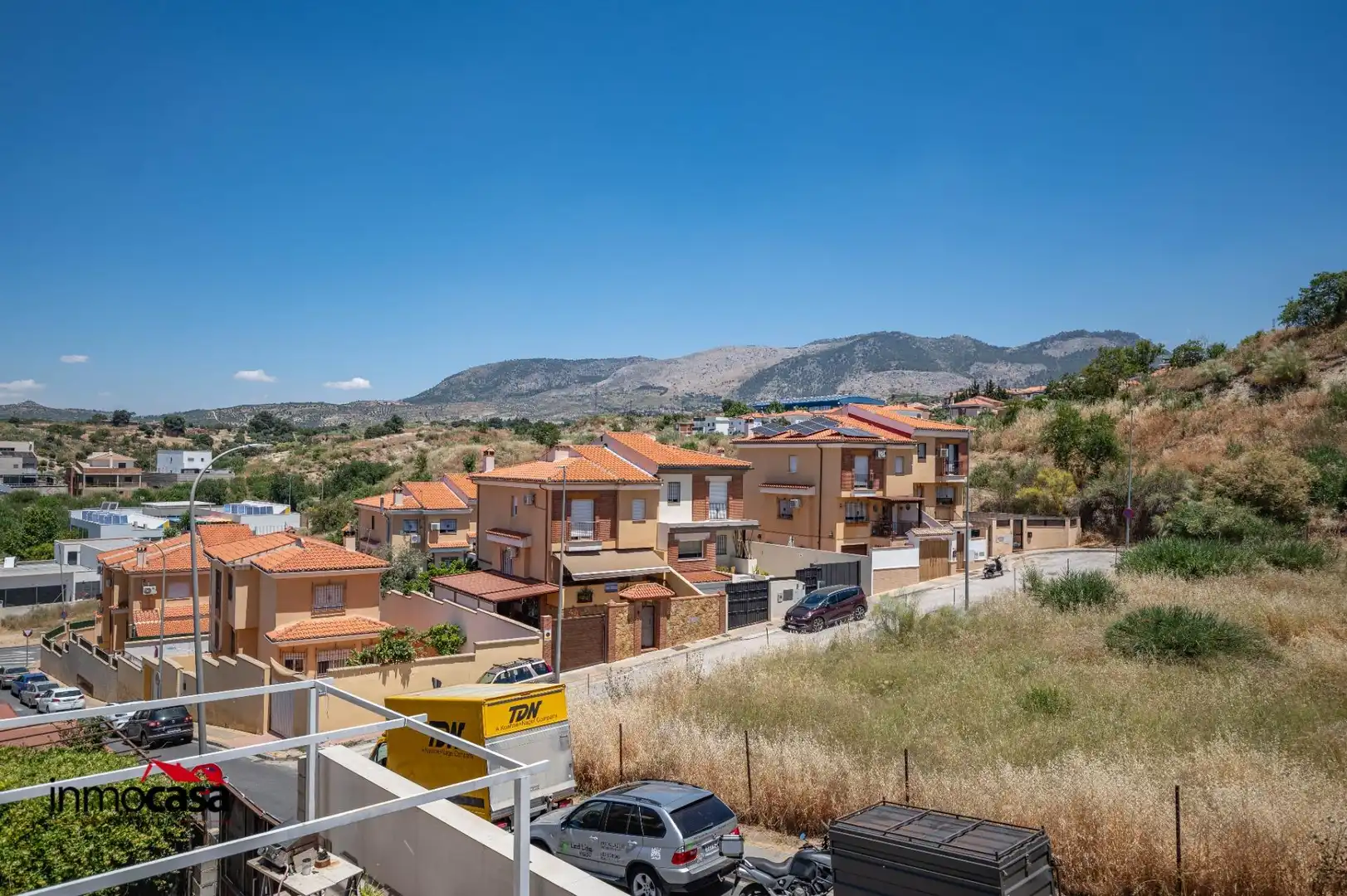 Vista exterior de Casa adosada en venta en Jun con Aire acondicionado, Jardín privado y Piscina