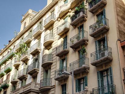 Exterior view of Flat for sale in  Barcelona Capital  with Air Conditioner, Terrace and Balcony