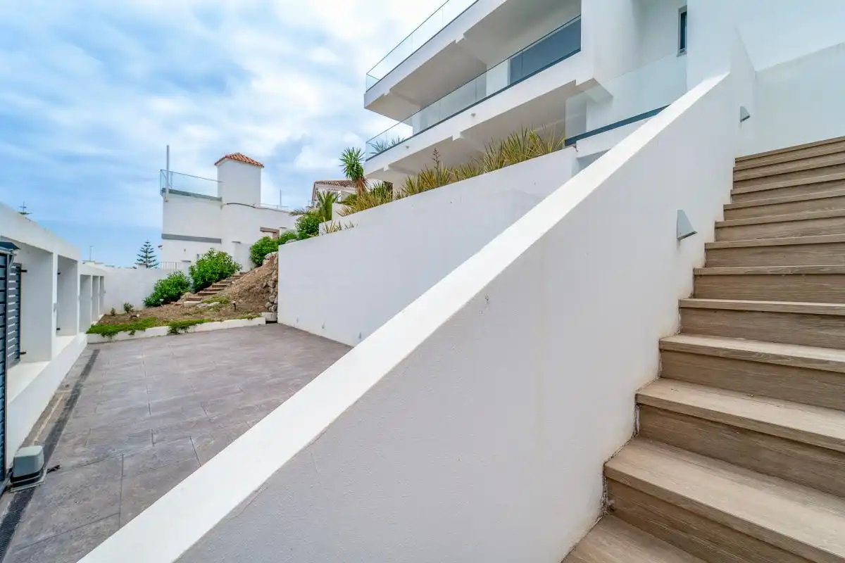Vista exterior de Casa o xalet en venda en Benalmádena amb Aire condicionat, Calefacció i Jardí privat