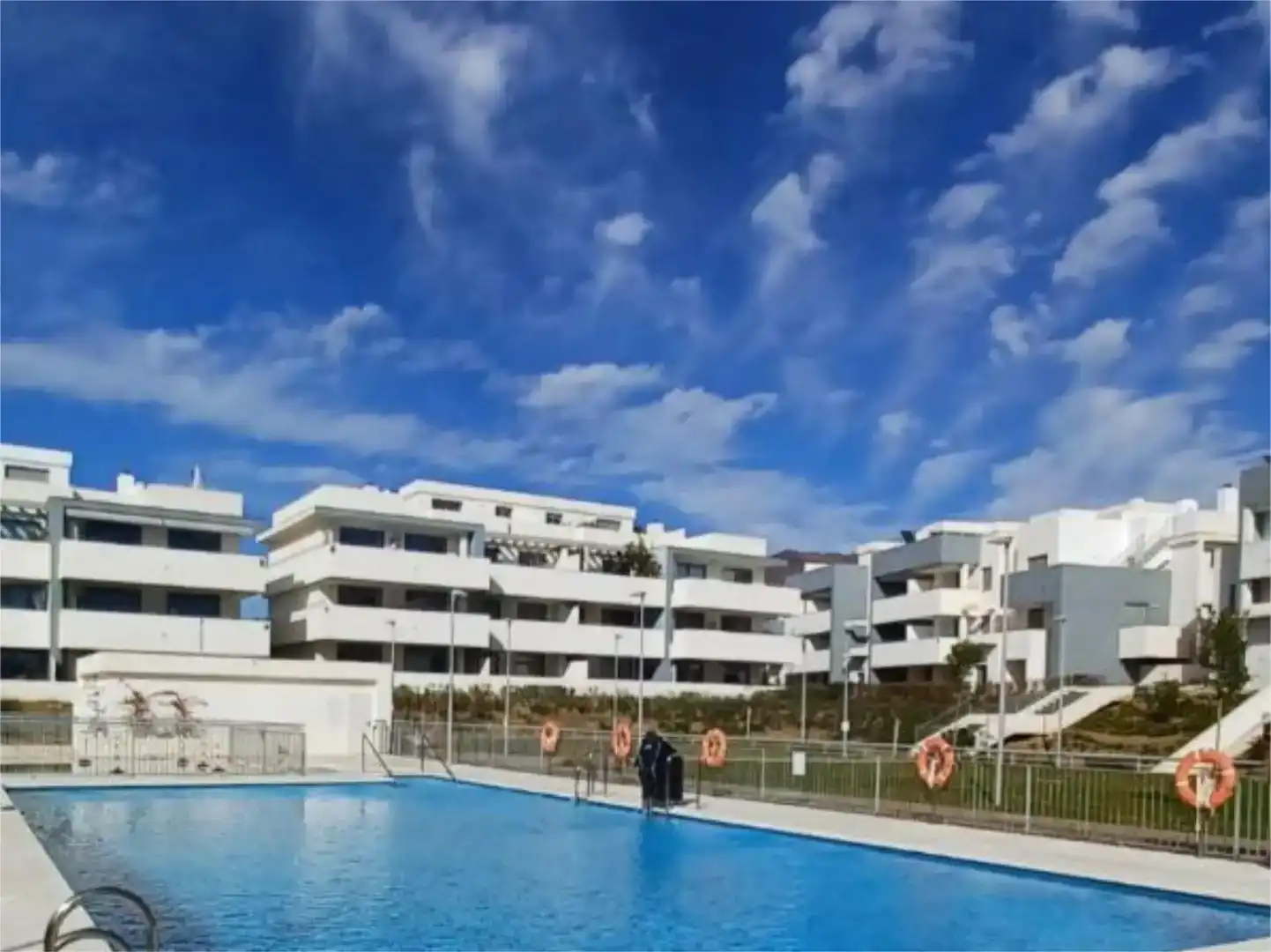 Vista exterior de Ático en venta en Estepona con Aire acondicionado, Piscina y Balcón