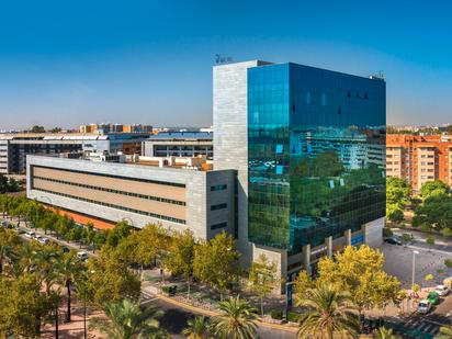 Vista exterior de Oficina de lloguer en  Sevilla Capital amb Aire condicionat