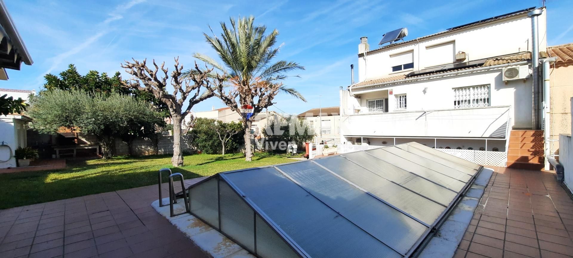 Exterior view of Single-family semi-detached for sale in Vilanova i la Geltrú  with Air Conditioner, Private garden and Terrace