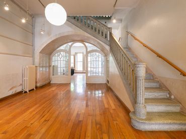 House with balcony for sale in Centre