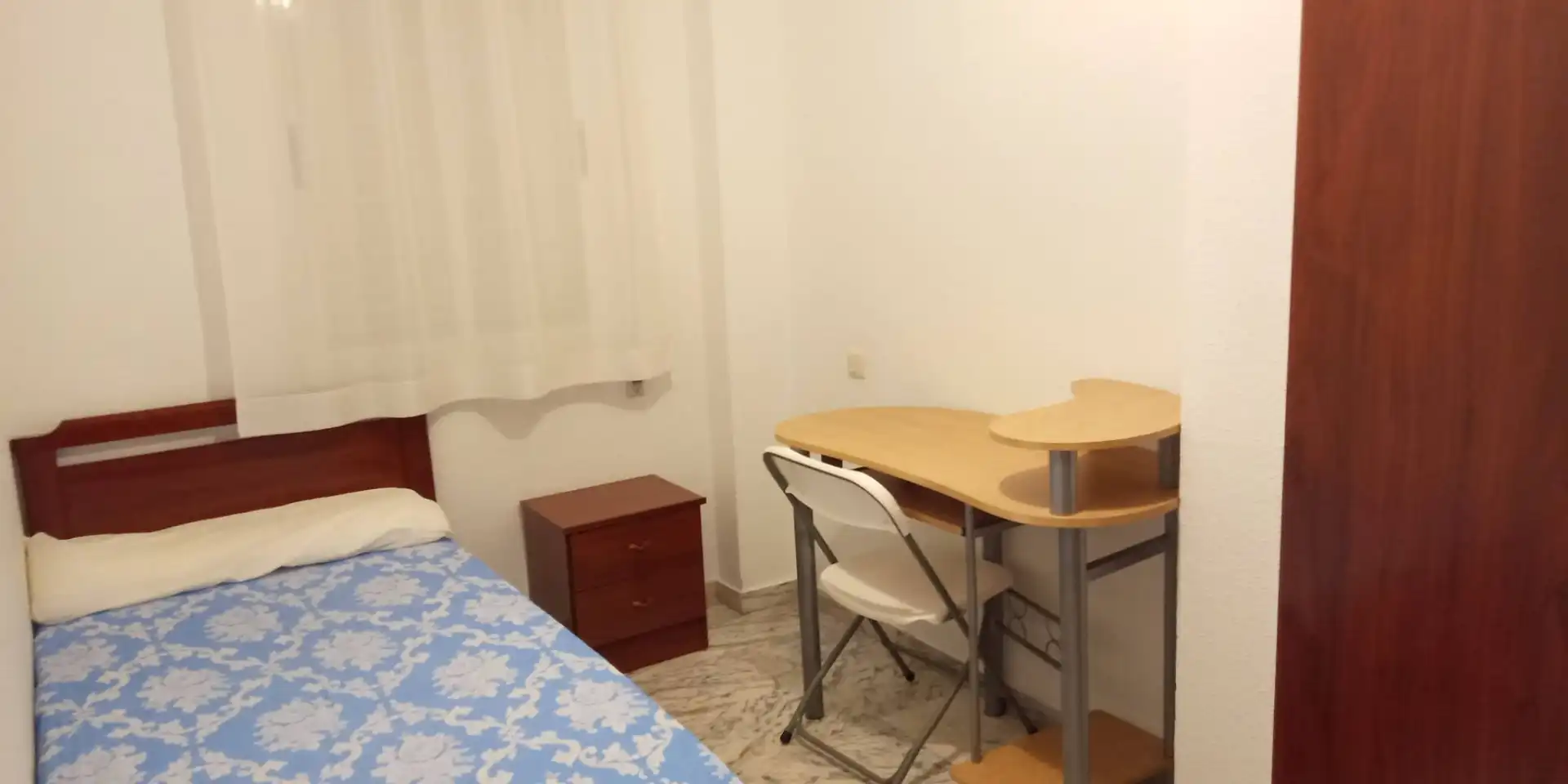 Dormitori de Pis per a compartir en Badajoz amb Moblat, Rentadora i Microones