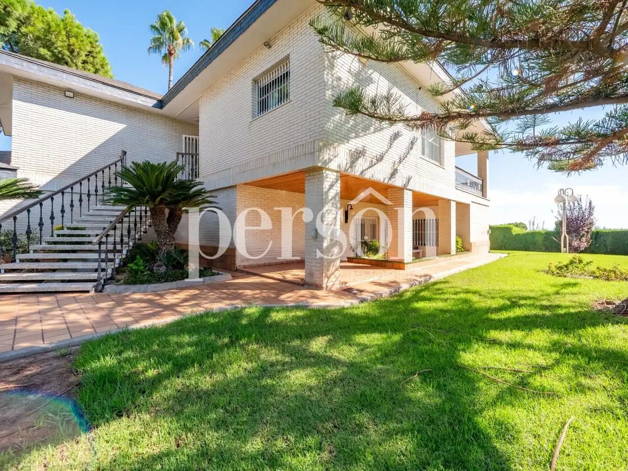 Vista exterior de Casa o xalet en venda en Chiva amb Aire condicionat, Calefacció i Jardí privat