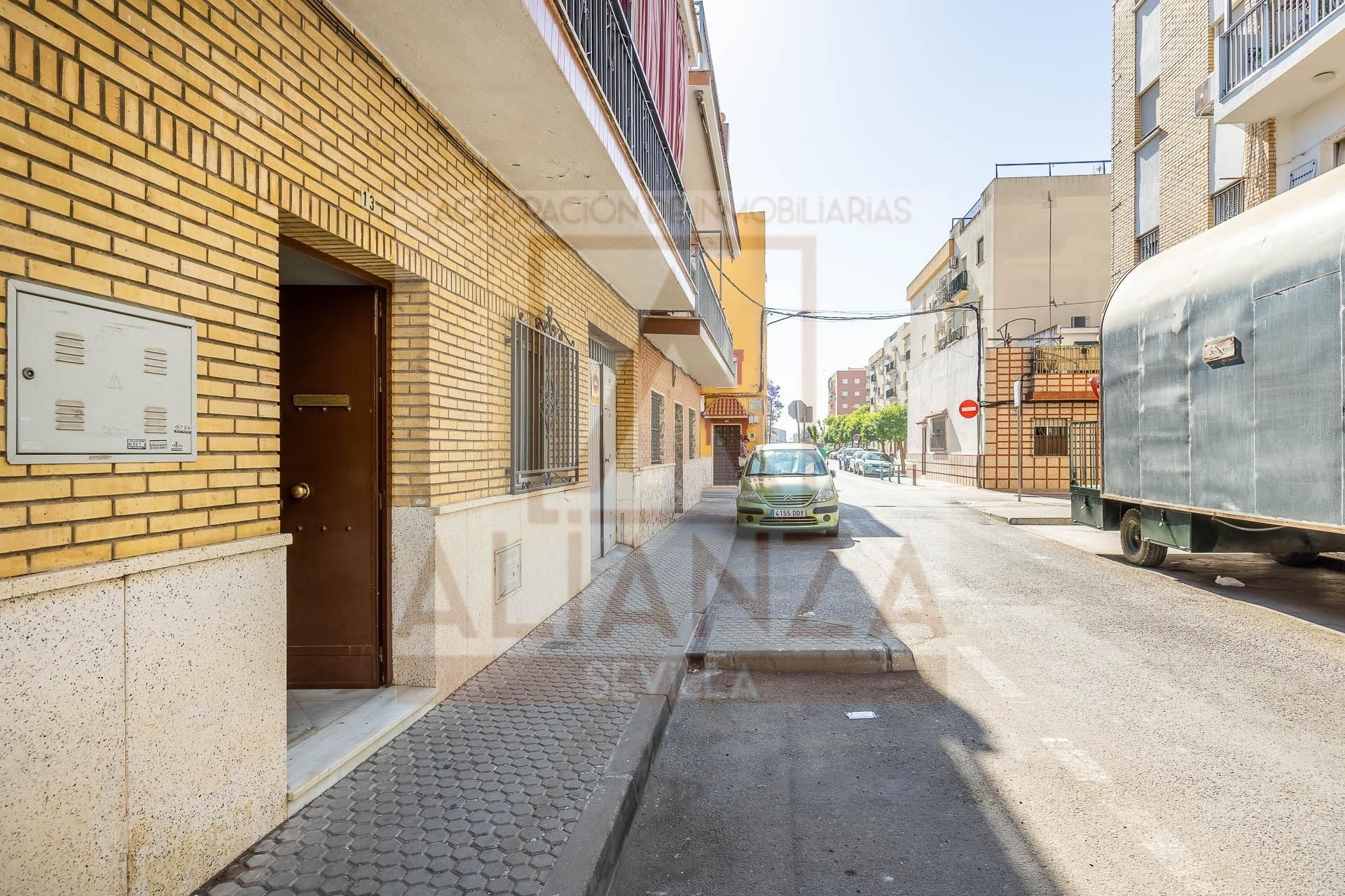 Vista exterior de Casa adosada en venda en Camas amb Terrassa i Balcó