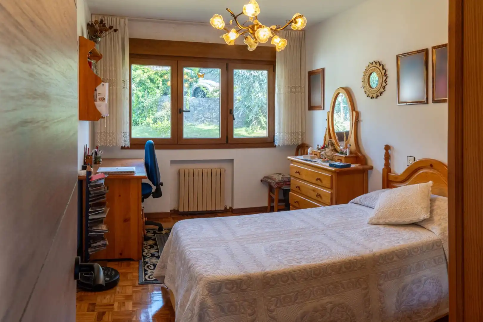 Dormitori de Casa o xalet en venda en Gijón  amb Calefacció, Jardí privat i Terrassa