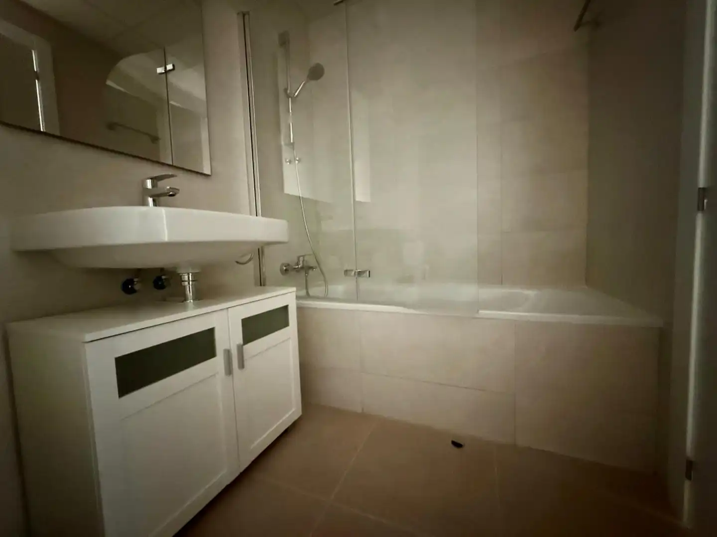 Badezimmer von Wohnung zur Miete in Sevilla mit Klimaanlage, Heizung und Privatgarten