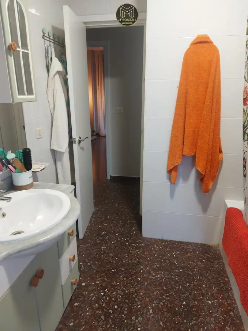 Baño de Piso en venta en La Guardia de Jaén con Aire acondicionado, Terraza y Amueblado