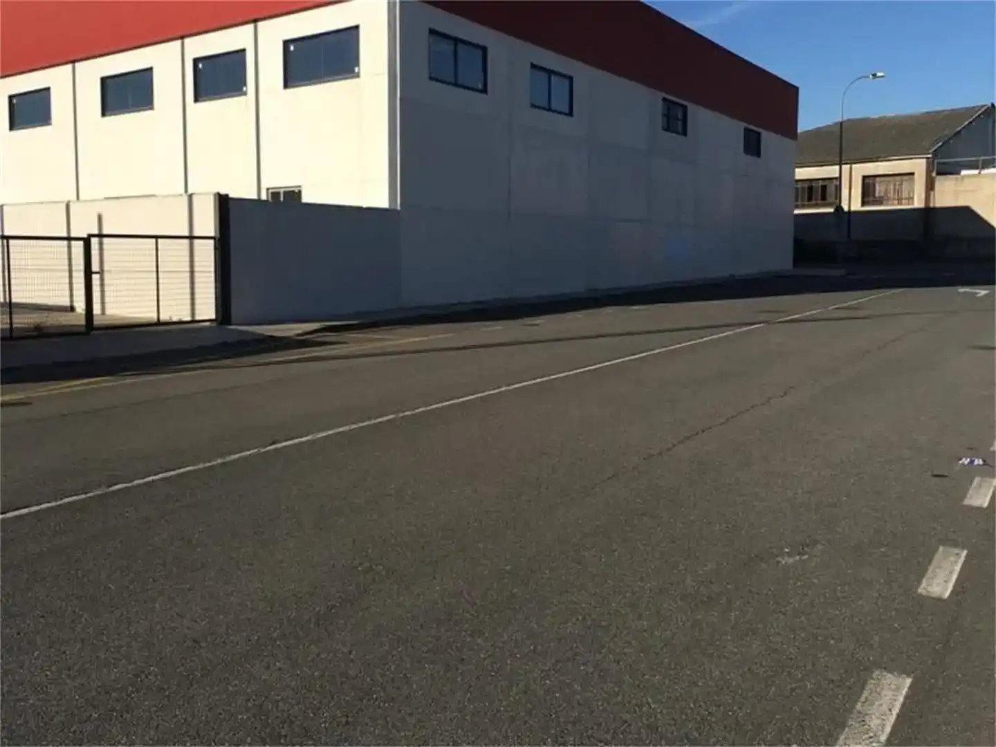 Außenansicht von Fabrikhallen zur Miete in Plasencia