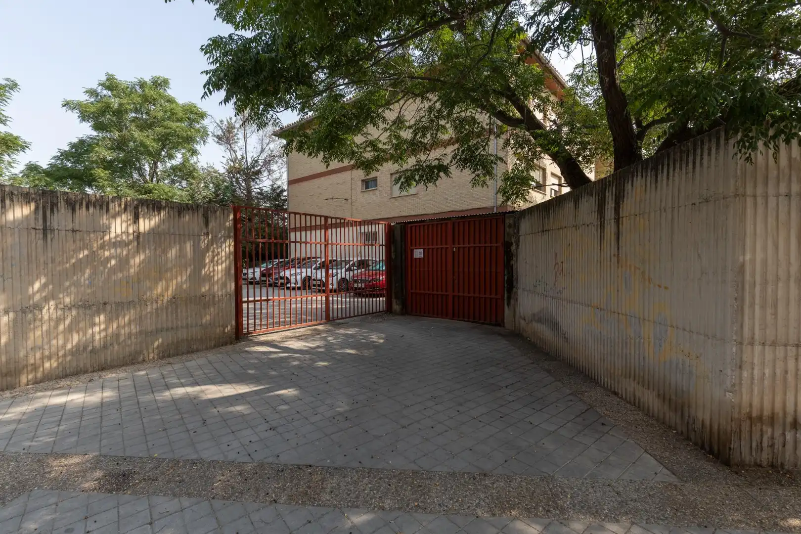 Vista exterior de Pis en venda en Granada amb Aire condicionat, Balcó i Piscina comunitària