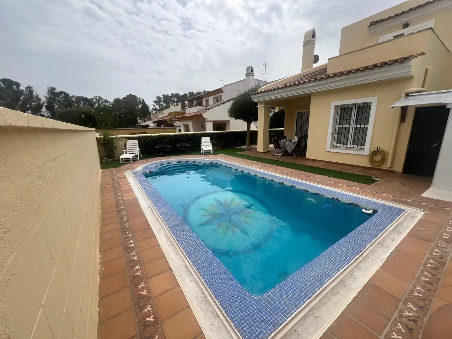 Piscina de Casa o xalet en venda en Los Barrios amb Aire condicionat, Jardí privat i Terrassa