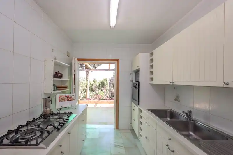 Cuina de Casa o xalet en venda en Guaro amb Jardí privat i Piscina