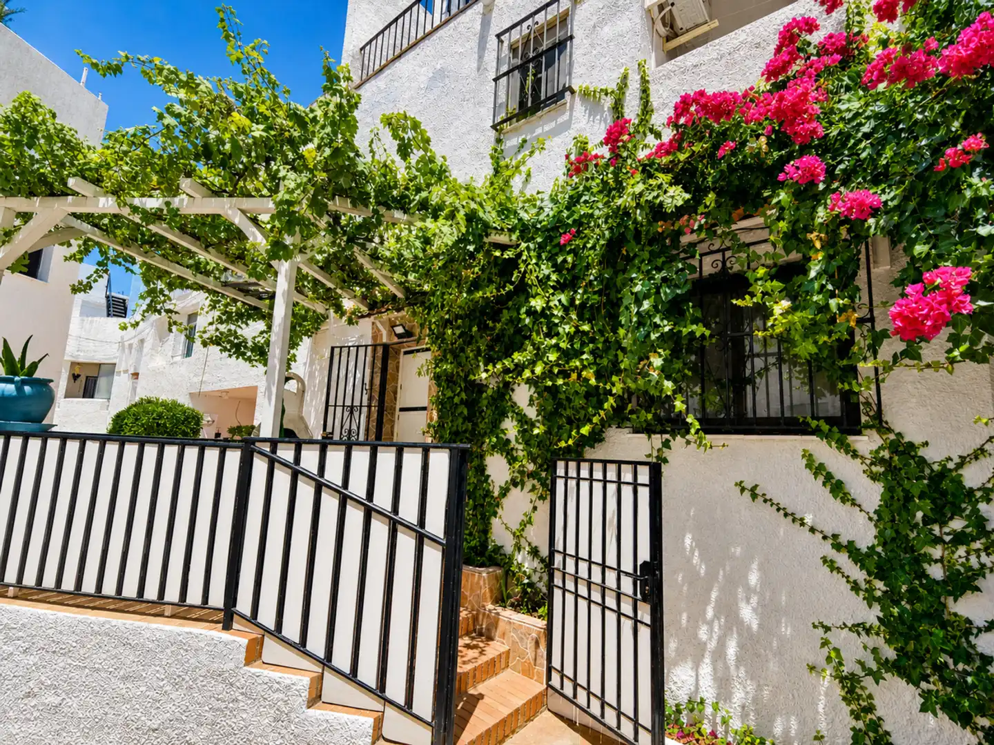 Vista exterior de Apartament en venda en Manilva amb Aire condicionat, Terrassa i Piscina