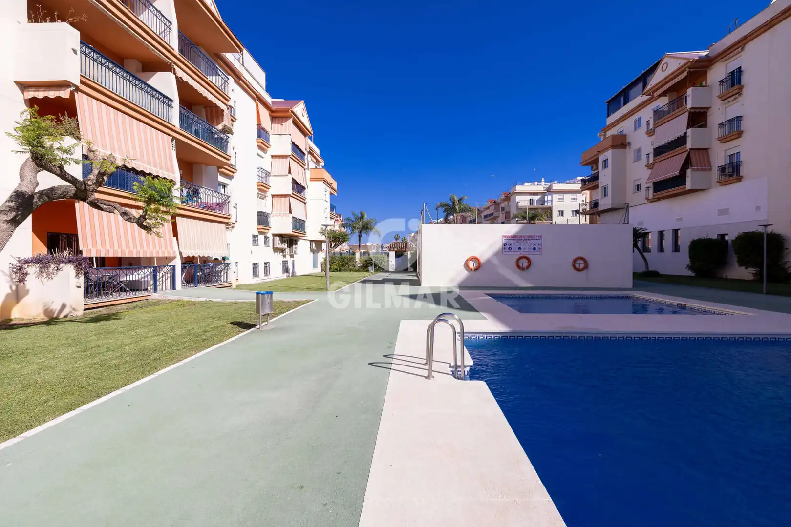 Vista exterior de Dúplex en venda en Estepona amb Calefacció, Traster i Piscina
