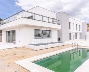 Vista exterior de Casa adosada en venda en Torrelodones amb Piscina