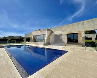 Vista exterior de Casa o xalet en venda en Pozuelo de Alarcón amb Aire condicionat, Terrassa i Piscina