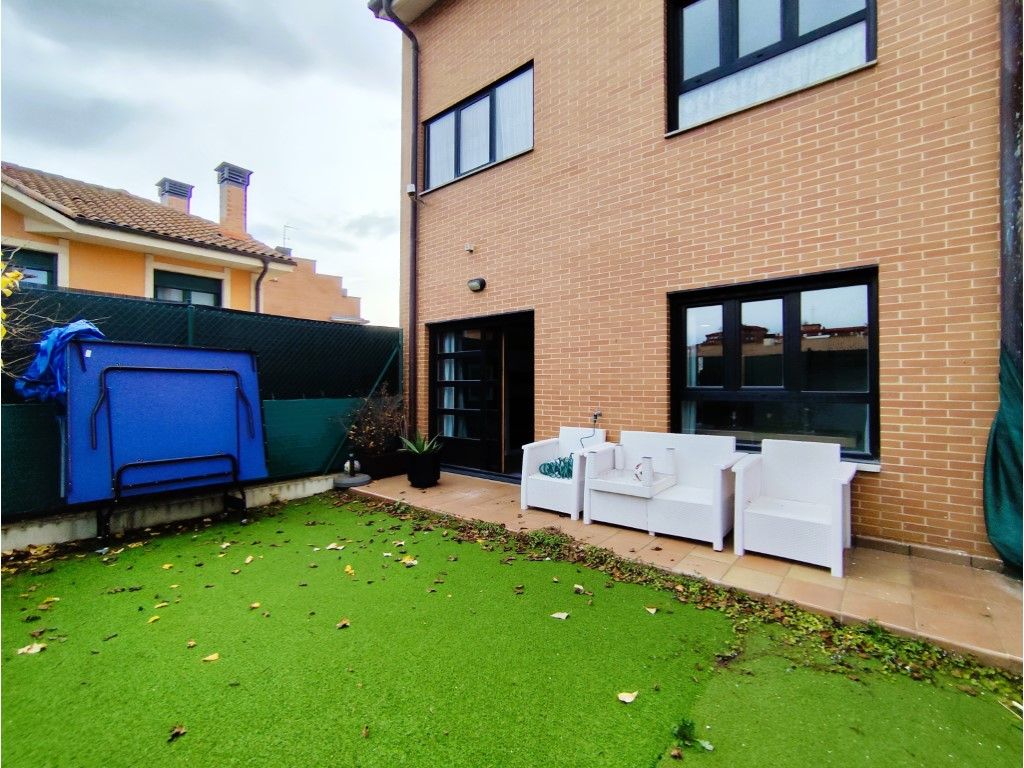 Terrassa de Casa adosada en venda en Vitoria - Gasteiz amb Jardí privat, Terrassa i Moblat