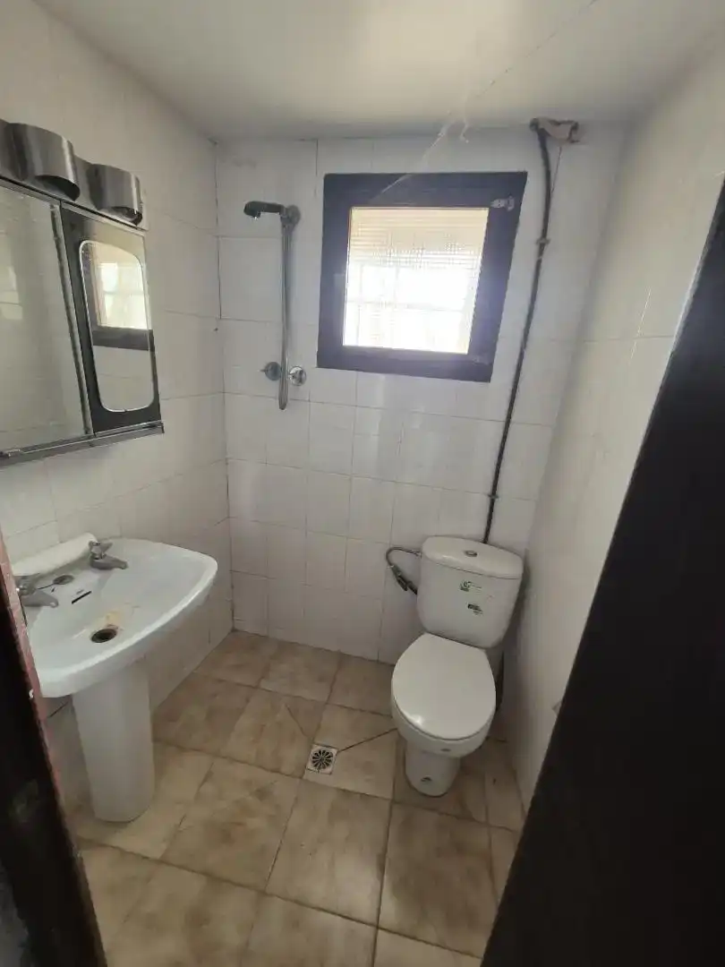 Badezimmer von Wohnung zum Verkauf in Castelnou mit Abstellraum und Balkon