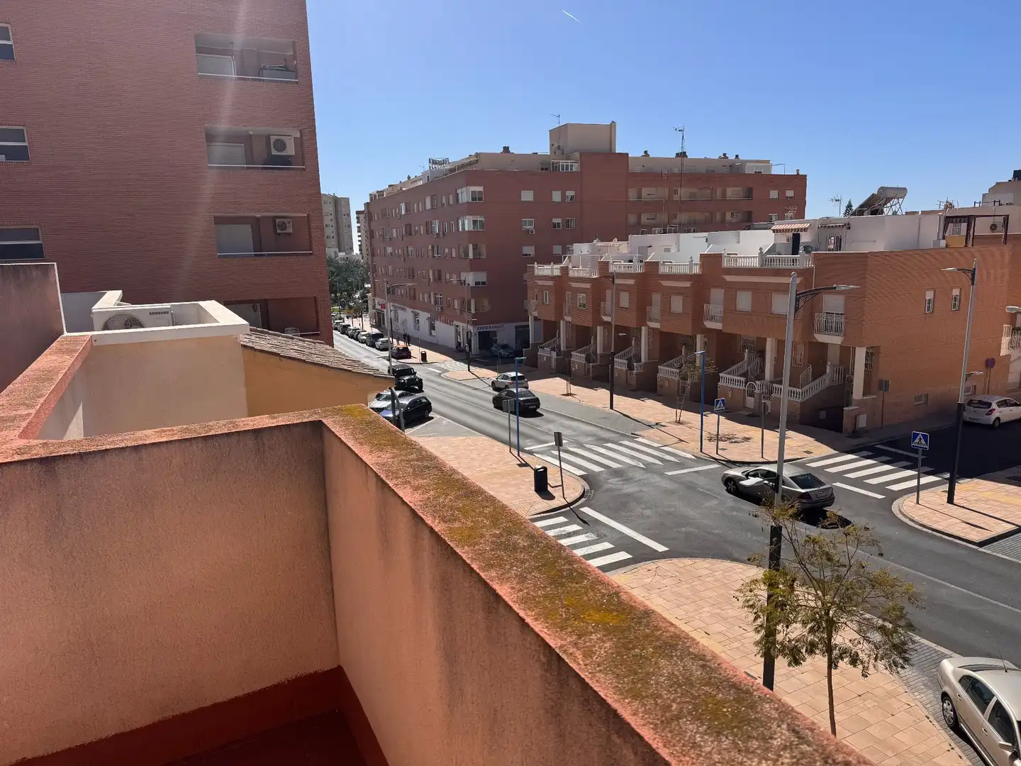 Vista exterior de Casa adosada en venda en Roquetas de Mar amb Aire condicionat, Terrassa i Traster