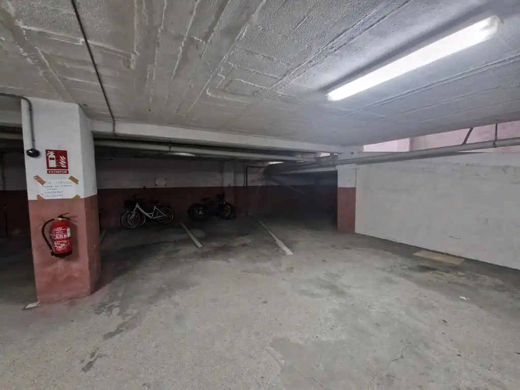 Parkplatz von Garage zum Verkauf in Boiro